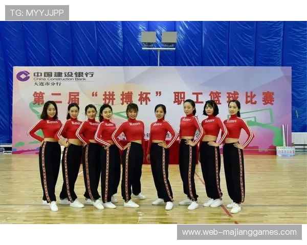 篮球宝贝与场外观众激情呐喊，鼓舞队员越战越勇